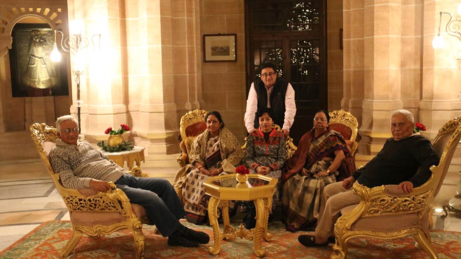 Tanusree with her husband Sourav Niyogi, her parents and her in-laws