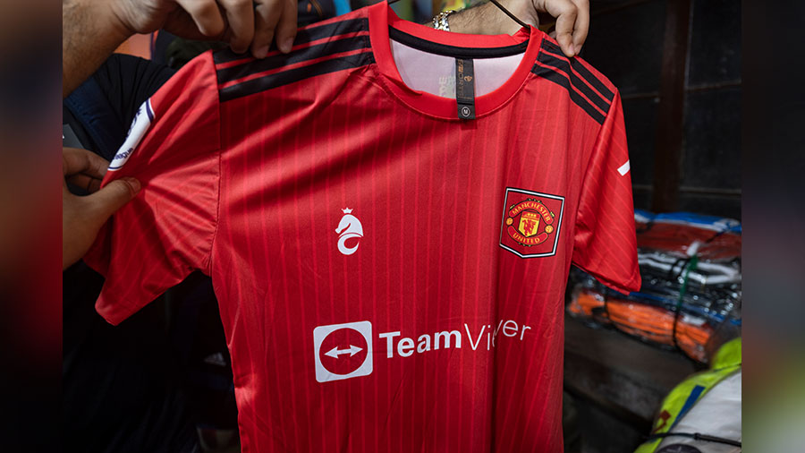Manchester United’s home tee without the white collar with red triangles that features in the original