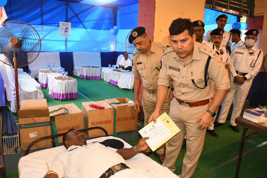 DC (Port) Zafar Ajmal Kidwai presents a certificate of appreciation to a police personnel who donated blood at a camp on Saturday. 