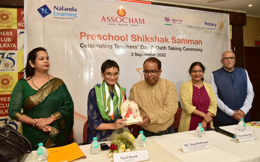 Mountaineer Piyali Basak, the first woman who scaled Mount Everest without supplemental oxygen, being felicitated at the Pre-school Shikshak Samman at Kolkata Press Club on Saturday.