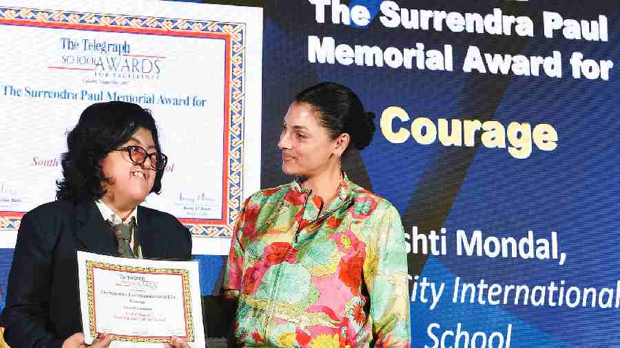 Srishti Mondal receives The Surrendra Paul Memorial Award for Courage from Indrani Dasgupta Paul, trustee, Apeejay Schools. 