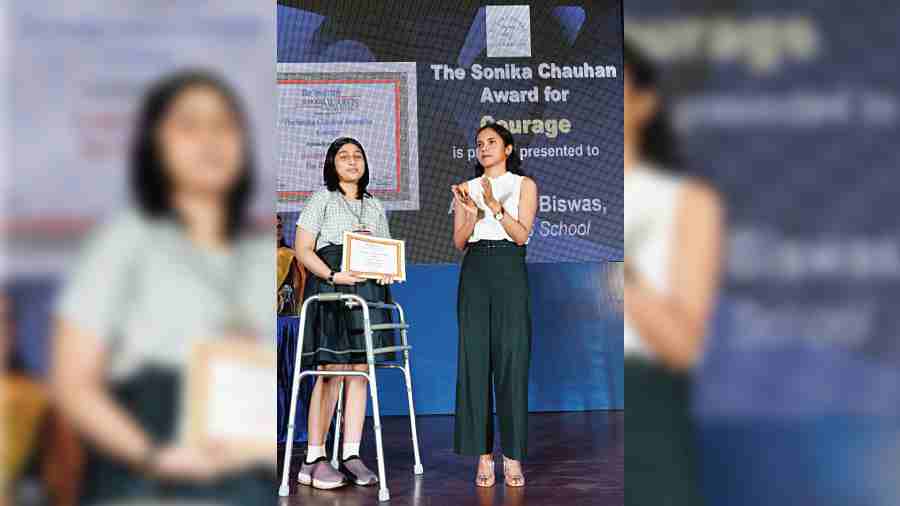 Avaneeka Biswas, who received The Sonika Chauhan Award for Courage from Sonika’s friend Akshita Nigam (right).