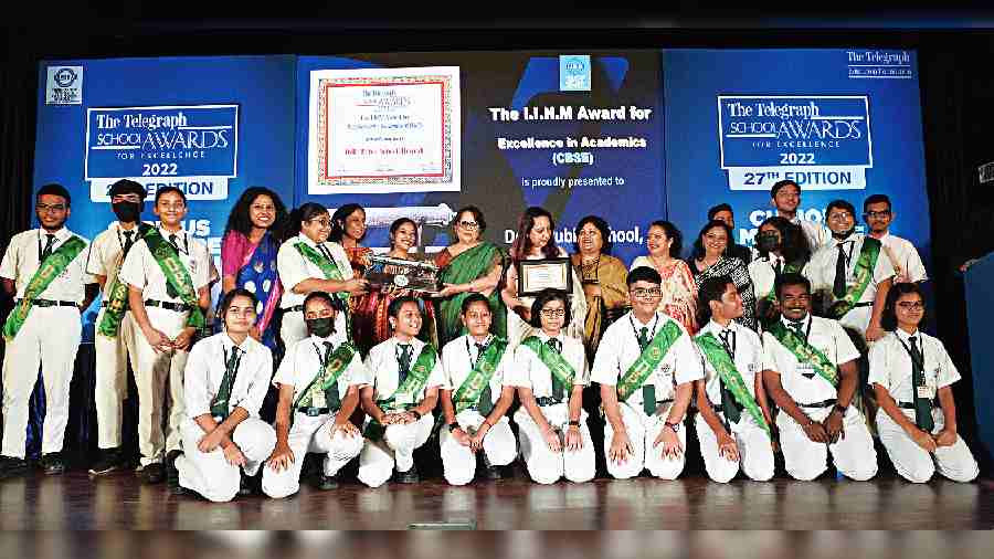 Students and teachers of Delhi Public School,  Howrah, receive the IIHM Award for Excellence  in Academics (CBSE), from Sanjukta Bose, the director and co-founder of IIHM 