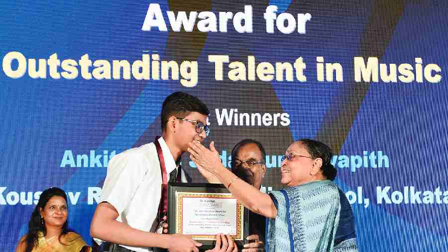 Koustav Roy, a Class X student of D.A.V. Public School, Calcutta, receives the Anirban Sinha Award for Outstanding Talent in Music from Arunima and Indrajit Sinha,  Anirban’s parents. Koustav plays the sarod. Anirban,  a talented classical vocalist, passed away in 1994, when  he was 19. This was the first time his parents went on the stage at the awards programme