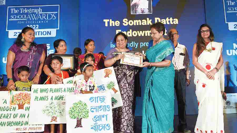 Students and teachers of Ankur receive the Somak Datta Endowment from Sujata Datta, Somak’s mother. Gour Shankar Datta, Somak’s father, is on the left of Sujata. Somak, a student of Don Bosco School Bandel, was diagnosed with a genetic muscular disorder at the age of five. Somak, who “excelled in history and music”, passed away at the age of 19 in 2015. Minu Budhia (extreme right), founder-director of Caring Minds, an institute for mental health, presented the Caring Minds Award for A School That Cares, to Ankur. The school, with branches in Kamalgazi and Sonarpur, provides free education to underprivileged children. Cultural programmes, sports, picnics and story sessions are integral part of the teaching at Ankur