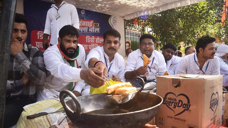Congress supporters enact pakoda frying during their Mehangai Par Halla Bol rally on price rise