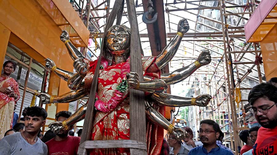 Cranes place 11-foot asthadhatu idol weighing over 1,000kg at Sovabazar Beniatola puja