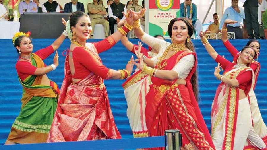 Sayantika Banerjee and Subhashree Ganguly star in a group dance in front of the stage