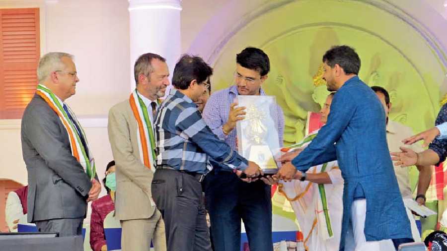 Tim Curtis (extreme left) and Eric Falt accept the felicitation from officials of the Cricket Association of Bengal and the Board of Control for Cricket in India president Sourav Ganguly