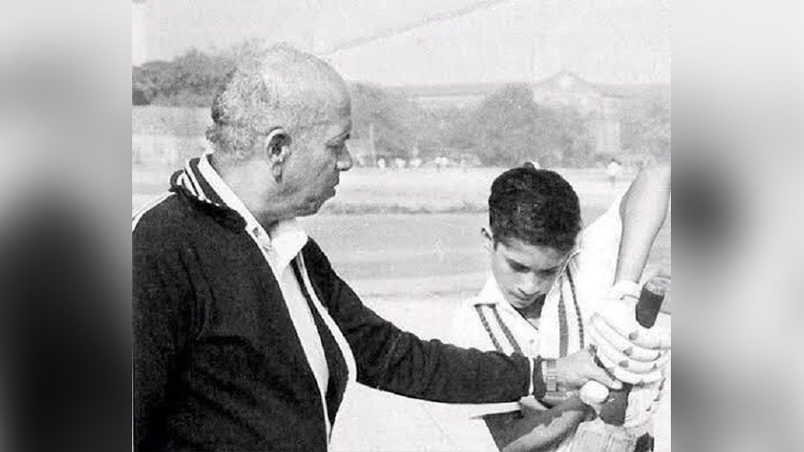 Achrekar’s coins for Tendulkar: Mumbai’s Shivaji Park has produced several distinguished cricketers for India, from Vinod Kambli to Ajit Agarkar to Sanjay Bangar, and most notably, Sachin Tendulkar. All of these talents blossomed under the tutelage of strict taskmaster Ramakant Achrekar during the ’80s and ’90s. Tendulkar, for his part, used to be part of a special training session in his early teens, one that was conceived by Achrekar to improve the prodigy’s concentration. At the end of regular training on most days, Tendulkar would be asked to bat with a Rs 1 coin placed on his middle stump. Whoever got him out would take the coin home. If Tendulkar remained unbeaten, the coin was his to collect. Safe to say that the dozens of coins Tendulkar accumulated under Achrekar went a long way in helping him accumulate a hundred international centuries