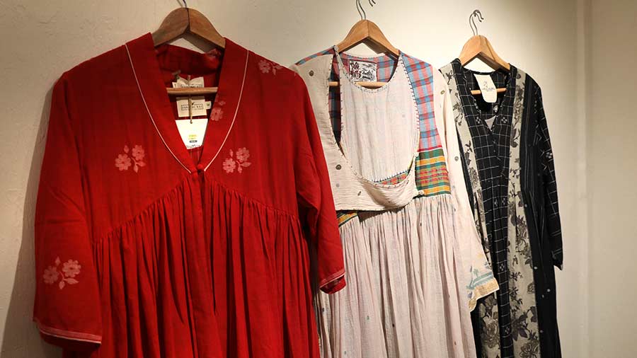 Consider browsing through the selection of contemporary jamdani picks at Shuffling Suitcases, especially for your Puja wardrobe. “There are so many brands outside Kolkata that work with jamdani and they approach it in a very different way. The idea was to bring in brands that do not have a presence in Kolkata but can offer the people of the city something they connect with,” Devyani explained