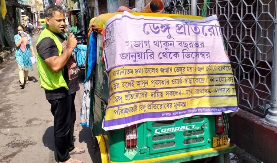 A Kolkata Municipal Corporation worker spreads awareness to combat dengue and malaria in Kolkata on Tuesday. The Bidhannagar Municipal Corporation region around Salt Lake and Rajarhat has seen an increase in dengue cases. The number of new dengue cases has nearly doubled in the last week with 77 new cases officially reported as opposed to 44 instances in the same period last year.