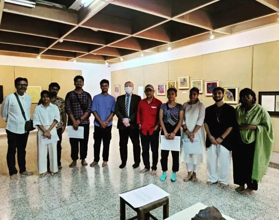 Consulate General of Italy in Kolkata, Gianluca Rubagotti, visited Kala Bhavan to view the exhibition showcased by students to commemorate Dante Alighieri’s 700th death anniversary. Italian poet and scholar Dante Alighieri is best known for his masterpiece La Commedia (known in English as The Divine Comedy), which is universally considered one of world literature’s greatest poems.