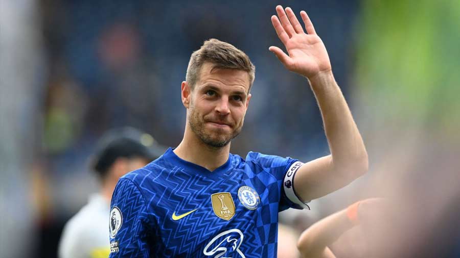 Cesar Azpilicueta remains at Chelsea for one more season at least 