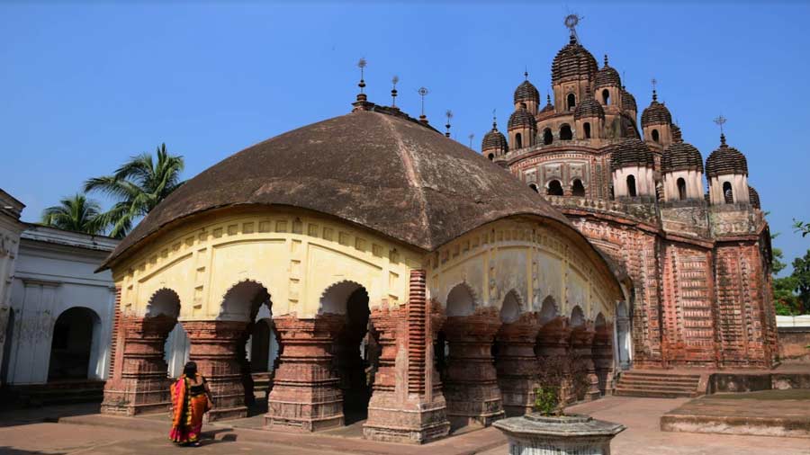 Of the three twenty-five-pinnacled temples in Ambika Kalna, the Laljiu temple is the oldest