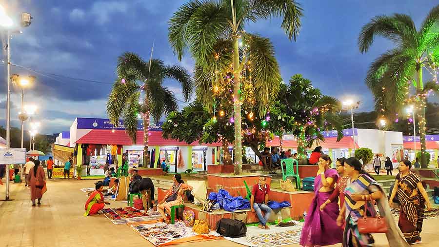 With Durga Puja three weeks away, visitors at Banglar Tanter Haat at Central Park, Salt Lake. The handloom fair began on Wednesday and will continue till September 28.