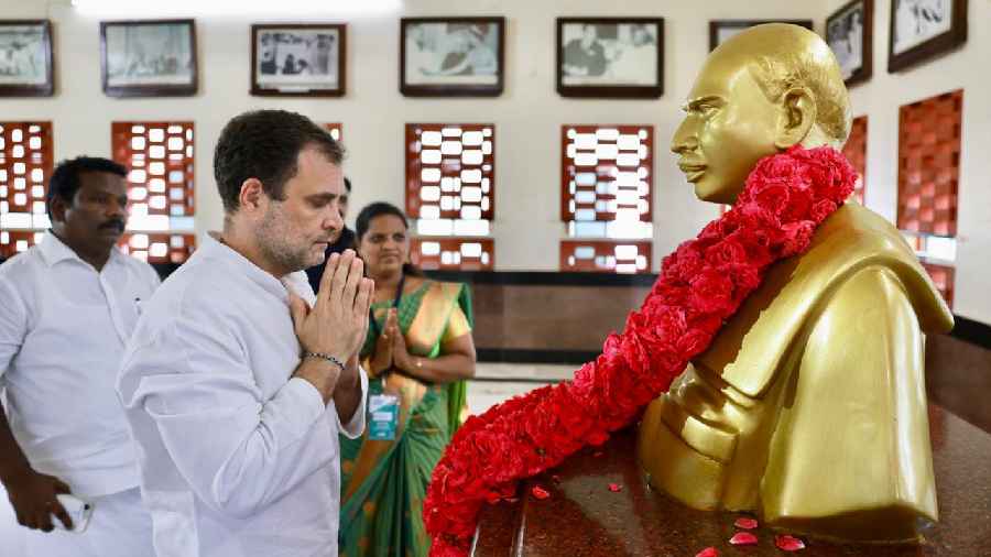 Rahul Gandhi at the Kamaraj Memorial in Kanyakumari 