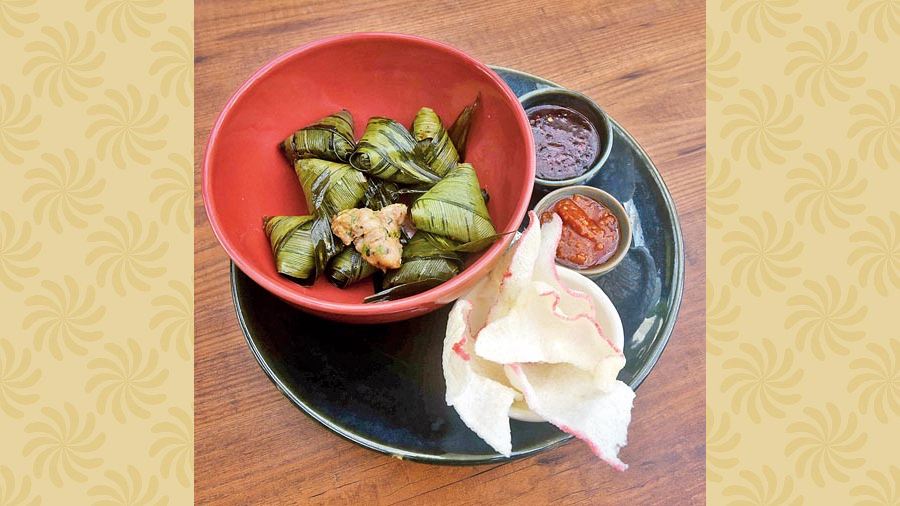 Gai Hor Bai Toey: This small plate has chicken marinated with Thai spices and herbs, made in triangle shape and wrapped in pandan leaves and steamed. It is served with prawn crackers and Thai Chilli csauce.