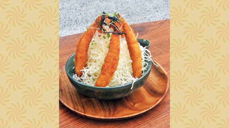Ebi Fry: Bite into crispy fried prawns served on a mountain of potato salad and Malasian prawn egg flakes. Dunk them in tonkatsu sauce that tastes sweet, spicy and tangy.