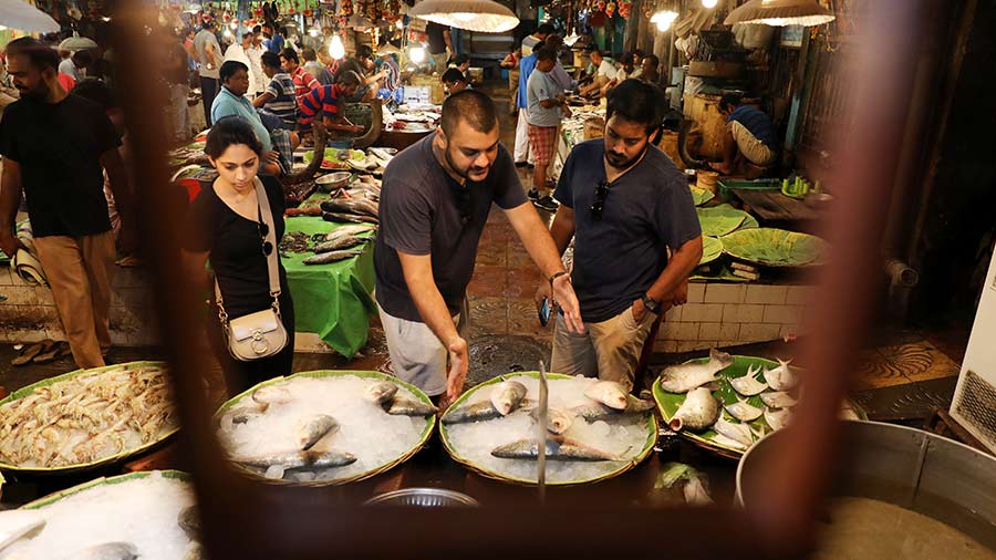 Chefs Auroni Mookerjee and Thomas Zacharias discuss the nuances of ‘ilish’ at Gariahat fish market