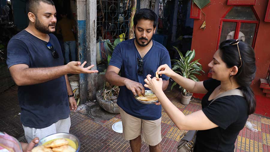 Auroni explains the origin of the name ‘petai porota’ to Zac and Karina Aggarwal, beverage writer and the vice-president of Indian gin brand, Terai gin