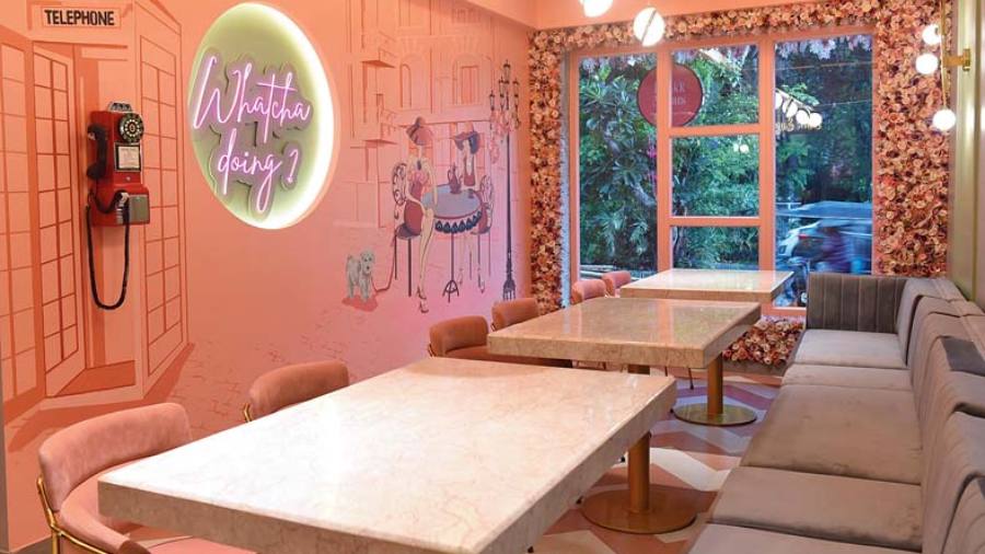 The red telephone adds the English touch inspired from the cafes the owner, Ayushi, visited while in London. The pink interiors and the art wall give an aesthetic touch to the cafe. The whole space has an Instagrammable vibe.