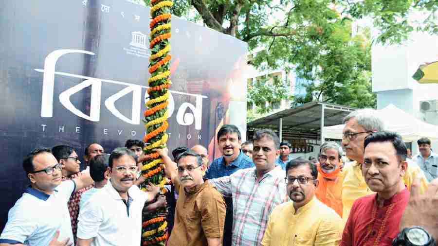 MLA Sujit Bose holds the pole along with CF Block residents