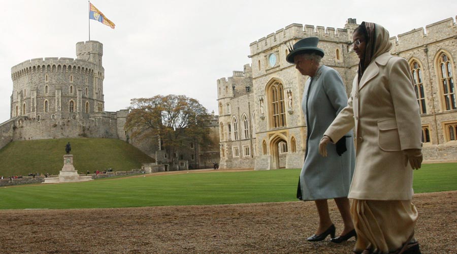 Queen Elizabeth II with former President Pratibha Patil during the latters ceremonial reception at Windsor Castle in Windsor in 2007