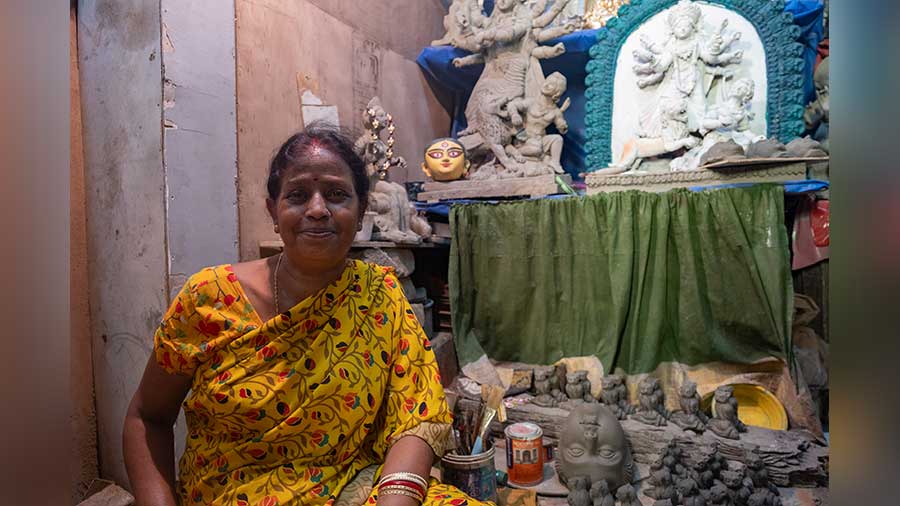 Kumartuli idol-maker moulds artists of the future