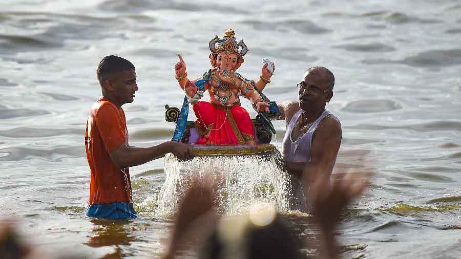  Devotees immerse an idol of Lord Ganesh during Gauri Ganpati Visarjan in Mumbai