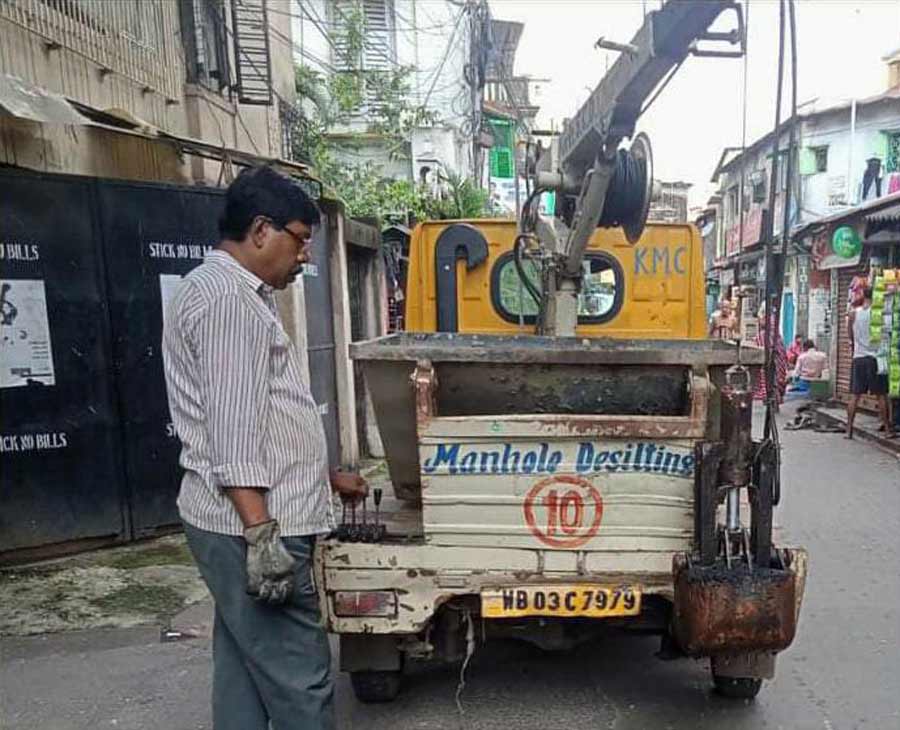 Frontline workers of Kolkata Municipal Corporation (KMC) clear sewage lines using the manhole de-silting machine on Saturday. KMC regularly de-silts manhole chambers to clear sewage lines to prevent waterlogging during the rainy season.