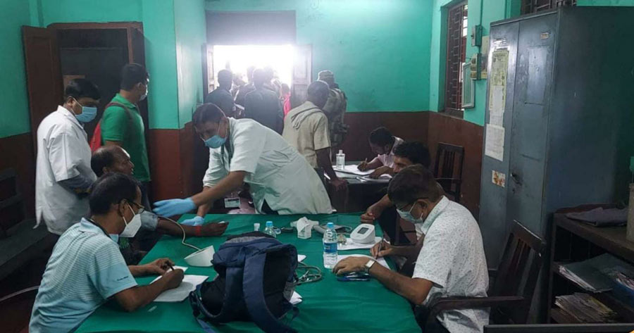 Dock workers are being examined by the medical department of Syama Prasad Mookerjee Port at its quarterly health and wellness camp on Saturday. About 138 private dock workers’ fitness certificates have been issued at the camp. 