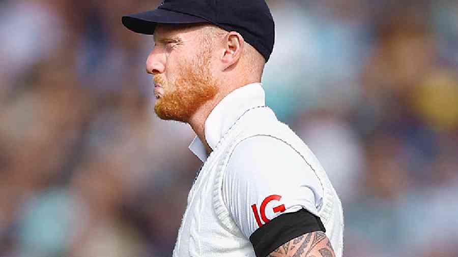 England captain Ben Stokes wears a black armband on Saturday when the Test match against South Africa resumed after a day’s break following the death of Queen Elizabeth.