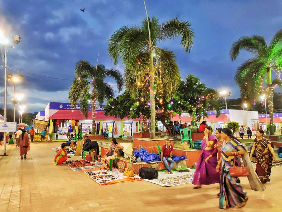 With Durga Puja three weeks away, Banglar Tanter Haat at Central Park, Salt Lake, offers a wide array of Bengal’s handlooms to choose from. The fair that began on Wednesday, September 7, will continue till September 28.