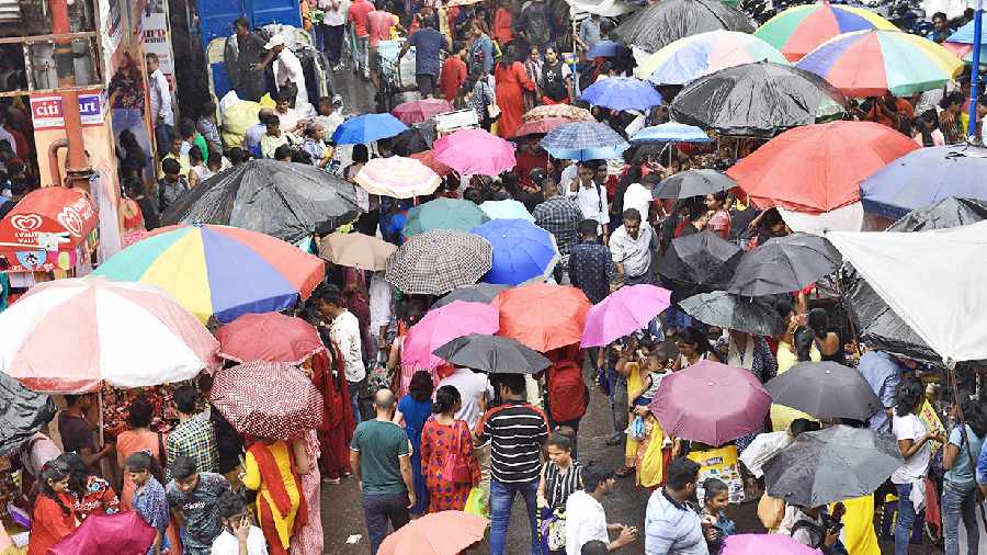 Persistent showers fail to keep puja shoppers at bay in Kolkata