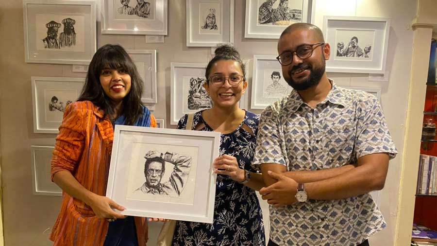 The Bong Eats duo Saptarshi Chakraborty and Insiya Poonawala also dropped by, and could not help but pose with the art and the artist