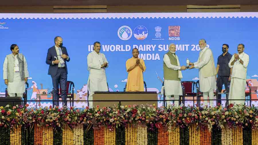 Prime Minister Narendra Modi being presented a memento by Union Minister of Fisheries, Animal Husbandry & Dairying Parshottam Rupala during the inaugural function of International Dairy Federation World Dairy Summit 2022. 