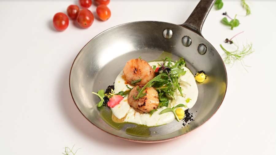 Enjoy a glass of Villa Antinori Bianco Toscana — a full-bodied Tuscan red, which is fermented and aged in the Antinori family estates — with the pan-seared king scallop. With a coconut and lemongrass emulsion and a freshly tossed fennel and baby rocket salad, this dish is a winner