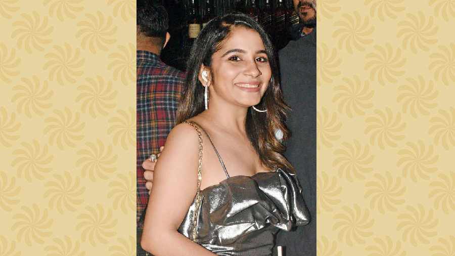 Looking dipped in metallic silver, Pepsi Kalwani “loved the ambience of the party and the smashing music”!
