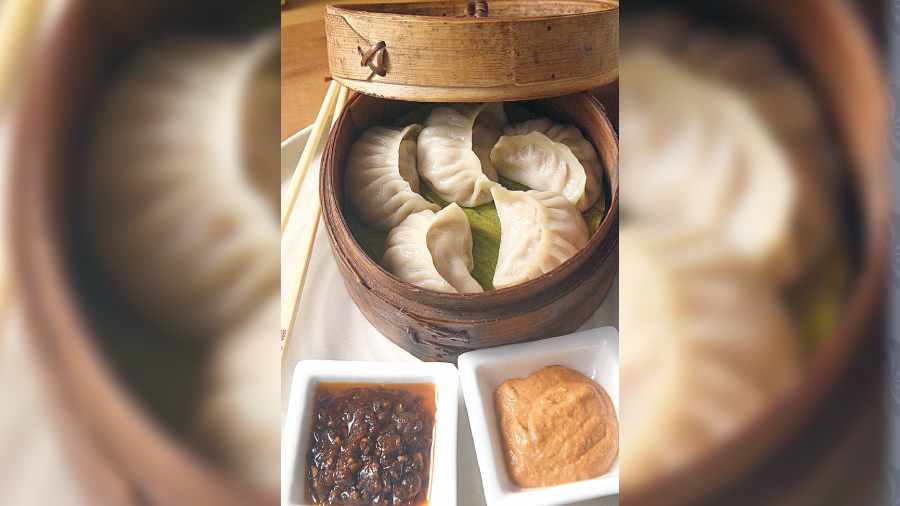 Chicken Momos: Delicious chicken dumplings that are everybody’s favourite with mince chicken flavoured with soy sauce, chillies and pepper in thin flour dough filling. It is served with peanut sauce and black Schezwan sauce.