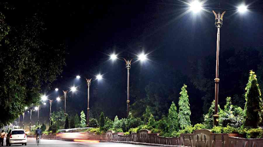 The corporation is responsible for the maintenance of the lighting systems, while electricity is supplied by the West Bengal State Electricity Distribution Company Limited (WBSEDCL).