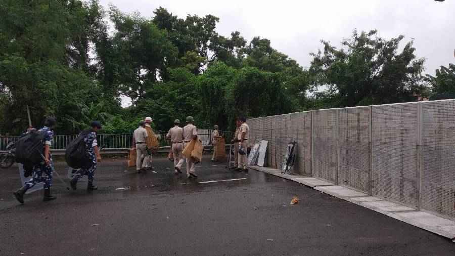 West Bengal police have put up steel barricade at the Santragachi bridge.