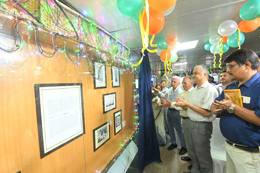 Kolkata Metro officials unveil a gallery on freedom fighter Jatindranath Das at Jatin Das Park station on his martyrdom day on Tuesday.