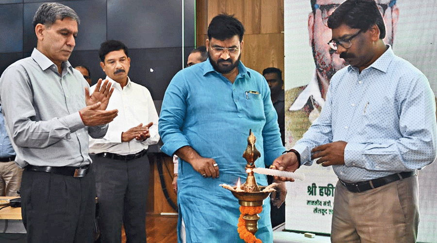 Hemant Soren lights a lamp at the program to launch the sports policy in Ranchi on Tuesday.