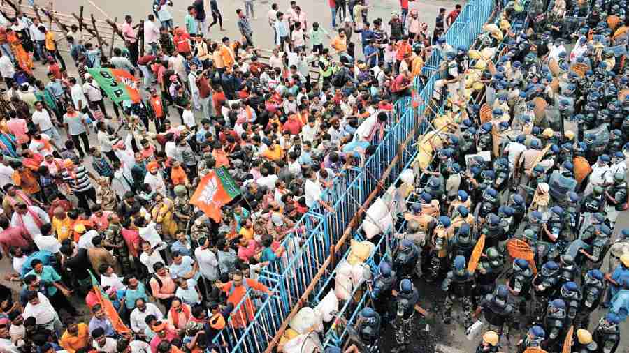 BJP supporters crowd near the barricades set up by  the police at Santragachi in Howrah on Tuesday