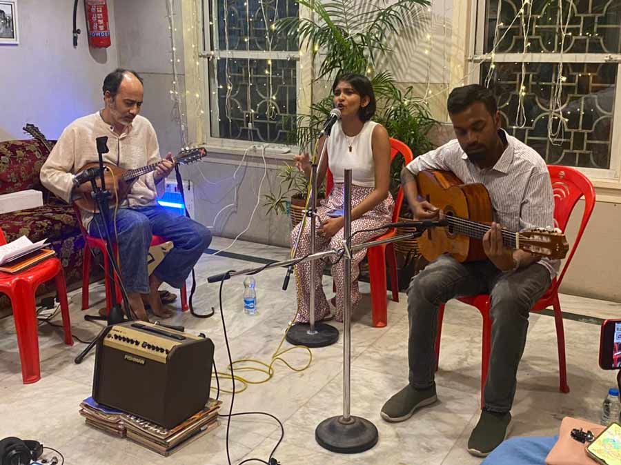 The trio embarked on an hour-long musical journey, starting with the popular Bengali song ‘Kolkata’ from the film ‘Praktan’
