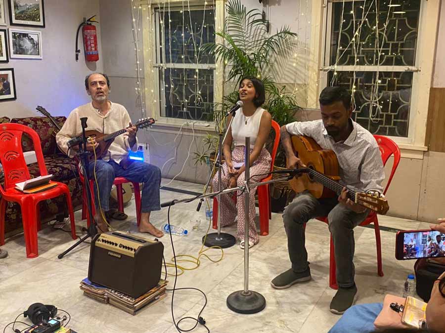 “The idea of this series came to me in 2021 during the pandemic when I started to miss interacting with fellow musicians and the audience,” said Diptanshu about the project when introducing the series. The musical evening continued with a ‘bhawaiya’ number from Cooch Behar, and songs like ‘Kotoi ranga dekhi duniyay’, ‘Cheye cheye dekhi saradin’ and more. Each piece had a creative take by the trio, adding more surprises to the evening