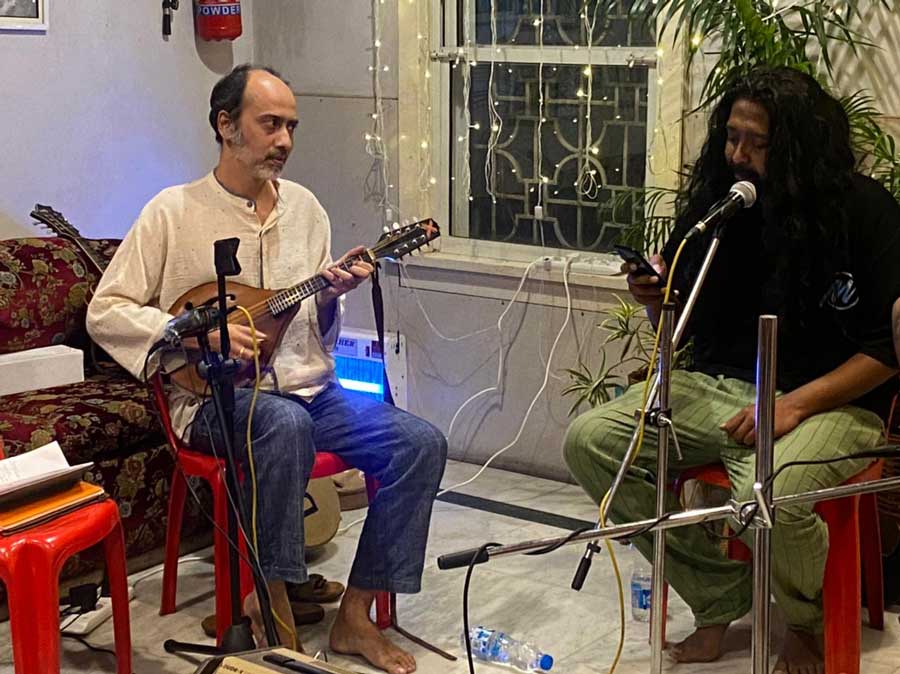 On popular demand, Arko Mukhaerjee too jammed with his old friend, singing ‘Little girl of mine in Tennessee’