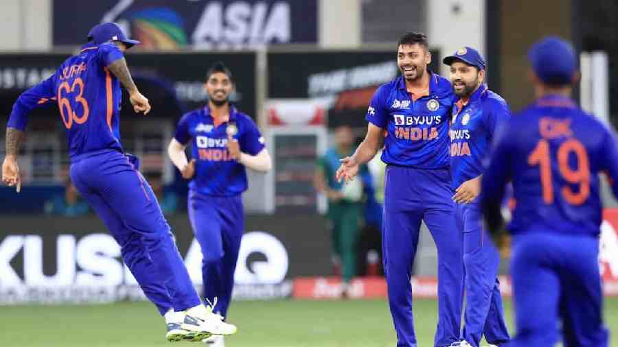 The 4th ICC T20 rank holder on the field with his other teammates