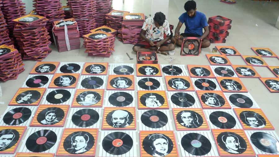 Themed on iconic singers and music composers of yesteryears, artists at work with music records at Kudghat Pragati Sangha pandal on Wednesday. Several puja committee members are also planning to pay tributes to  Lata Mangeshkar, Nirmala Mishra and Sandhya Mukhopadhyay. The committee members had also gone on a record collection spree a couple of months back from shops at Chandni Chowk, Kidderpore and Jadavpur.
